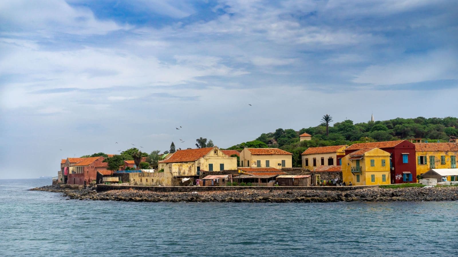 Île de Gorée, maisons colorées au bord de l'océan